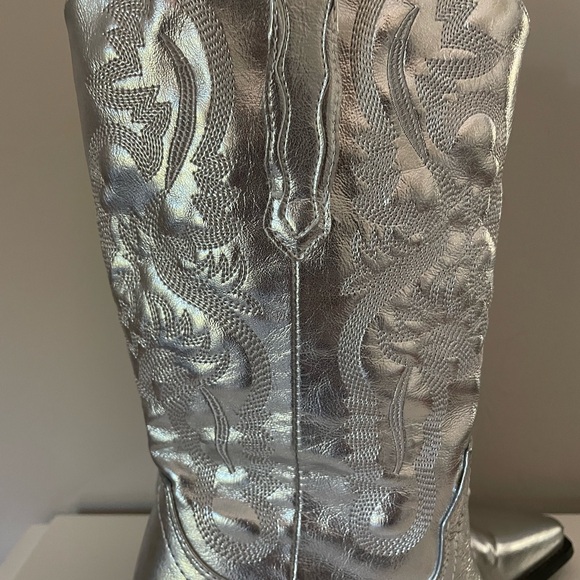 Woman Silver Embroidered Western Cowgirl Boots - Size 6 - Picture 5 of 13